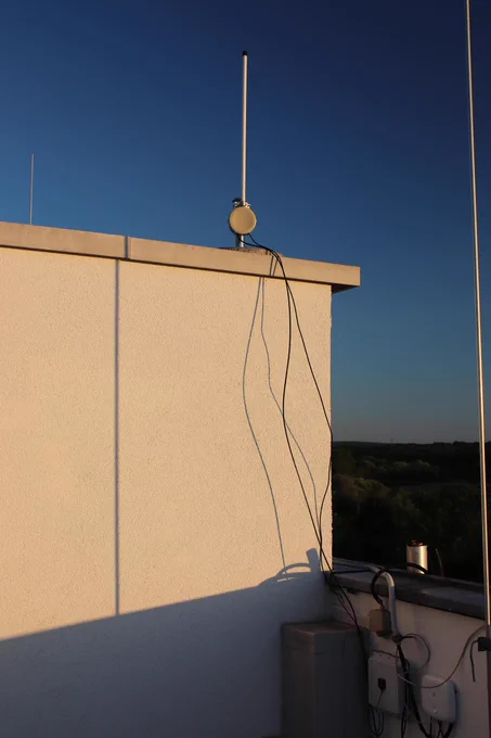 LoRa-Stabantenne und Richtfunk-Antenne für Freifun. Unten rechts das Concentrator-Board und der Freifunk-Router.