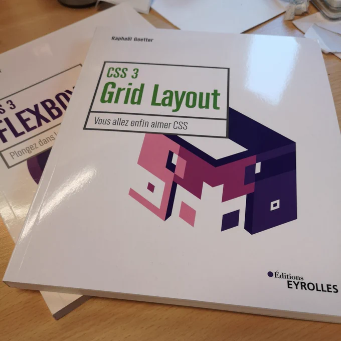 Le nouveau livre CSS3 Grid Layout posé sur le livre CSS3 Flexbox de la même collection