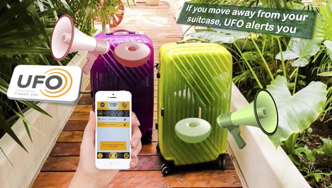 2 maletas han sido olvidadas en un pequeño jardín tropical. Los UFOs que están dentro, emiten una alarma para advertir al viajero quien también ha recibido una notificación en su aplicación. a través de un mensaje texto emergente en la pantalla, y una fuerte vibración del teléfono.
El dueño ha nombrado las maletas en la App por su color. Y se ve que ambas maletas están fuera de la zona de seguridad