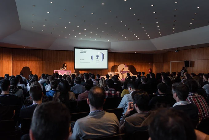 Elizabet Oliveira talking to a full room at typeof conf
