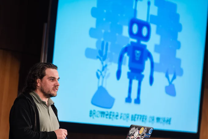 Renato Rodrigues speaking at typeof conf