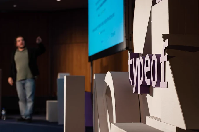 Renato Rodrigues speaking at typeof conf