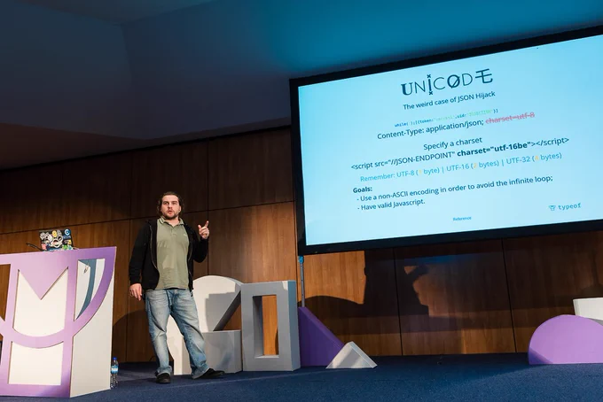 Renato Rodrigues speaking at typeof conf