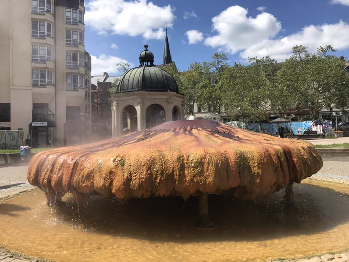 Fuente de agua termal natural a 30 grados en el centro histórico de Wiesbaden