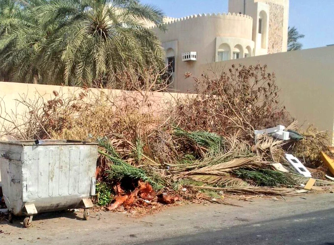 من خلال المتابعة..اتضح بأن المخلفات داخل الحاوية تم نقلها ، تبقى مخلفات الأشجار والمخلفات الصلبة خارج الحاوية،وسيتم نقلها إن شاء الله تعالى.
