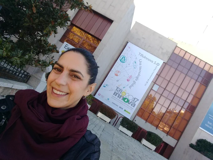 Selifie con el cartel detrás del Tifloinnova