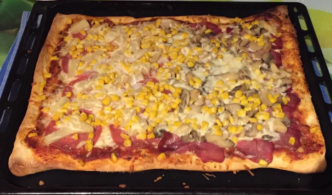 Ein Blech Pizza