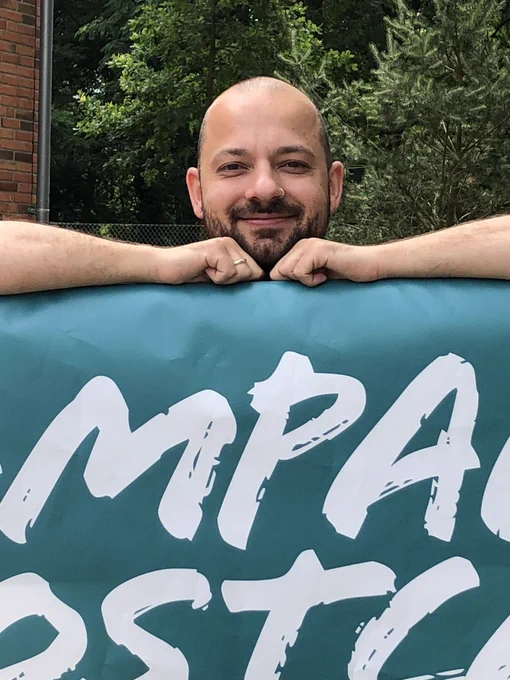 Nahaufnahme von mir hinter dem Banner vom Campaign Boostcamp