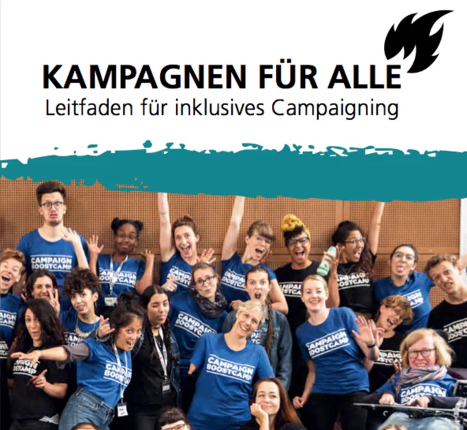 Foto von Teilnehmer*innen beim Campaign Boostcamp 2017. Darüber steht: „Kampagnen für alle - Leitfaden für inklusives Campaigning“