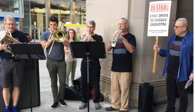 Stand with striking union musicians at Lyric Opera! Photo: Jack Zimmerman @jackzim17909259