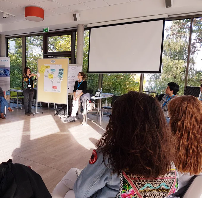 Daniela Antons und Laura Knauf leiten Diskussion mit Flipchart