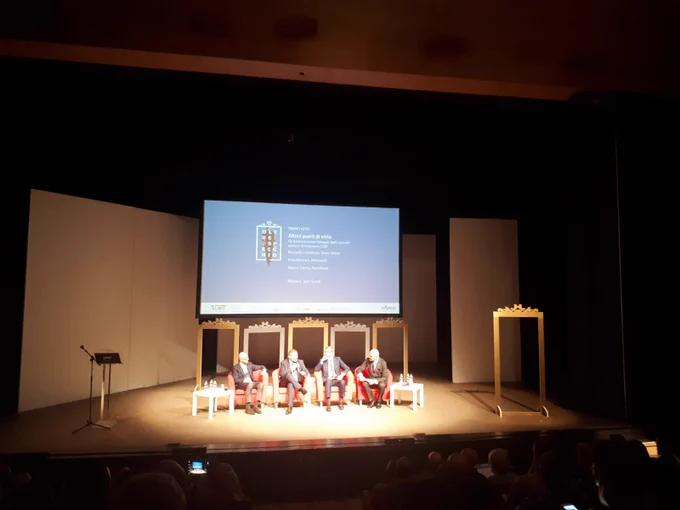 Al Forum LGBT @parksdiversity, @pinomerc:
“La diversità genera innovazione, l’innovazione genera crescita. Consentire a tutti di essere se stessi al lavoro per noi è fondamentale, Nadella stesso ha messo la diversità fra i tre valori più importanti in Microsoft.” #oltrelospecchio