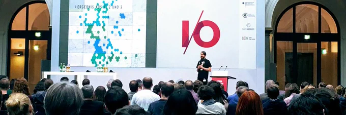 Jan Lutz spricht beim Datensummit '17 im Bundesministerium für Verkehr und digitale Infrastruktur über luftdaten.info