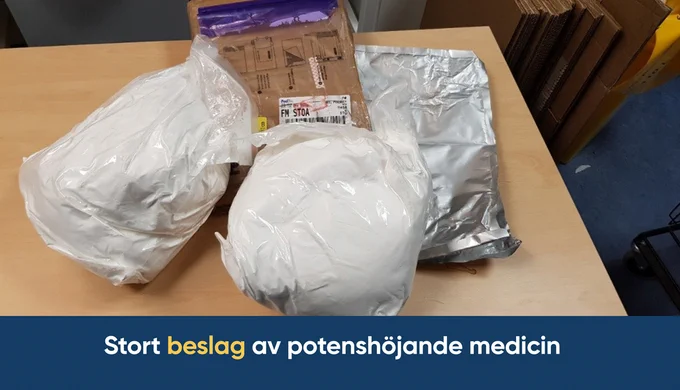Fyra paket med beslagtagna mediciner som ligger på ett bord.