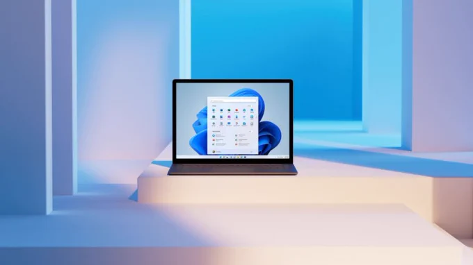 Zu sehen ist ein PC mit dem neuen Windows 11, welches  ab dem 5. Oktober 2021 verfügbar ist. 