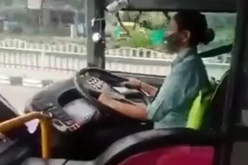 Ritu Narwale from Indore operated the Pink i-bus, a special bus for female passengers, for the first time
@_bharatkibeti_