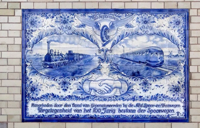 Panel cerámico en la Estación de Haarlem en los Países Bajos, obra del ceramista Aart Stolk (1900-1969)