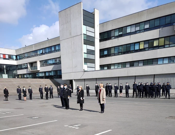 Le préfet des hauts de France, Brigitte Bourguignon et Sophie Cluzel puis en arrière plan des policiers de Lille dans la cour du commissariat central.
