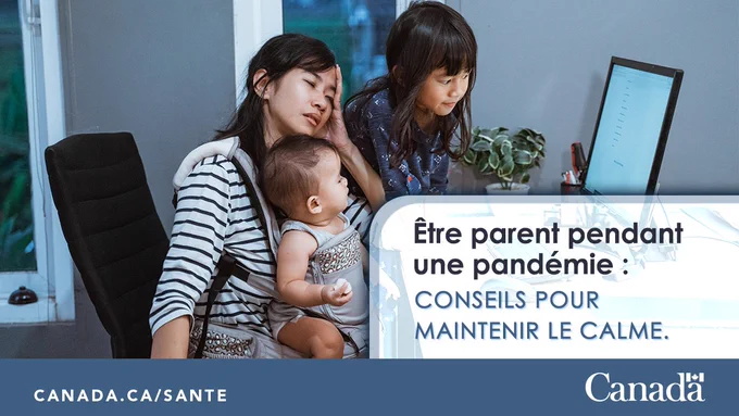 Une mère fatiguée assise à un bureau avec ses deux enfants et le texte « Être parent pendant une pandémie : Conseils pour maintenir le calme. »