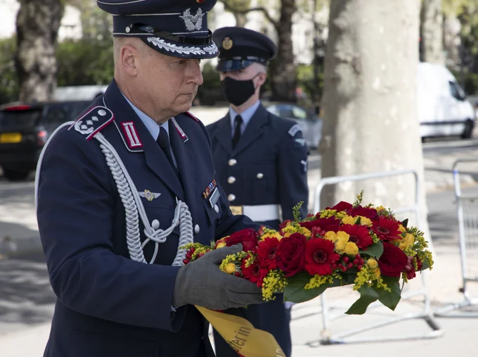 Image shows German Air Force personnel laying a wreath.