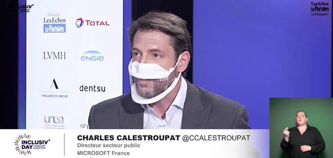 Plateau télé. Charles Calestroupat porte un masque inclusif.