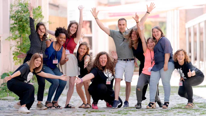 Descubre tus talentos reales, compártelos con la comunidad y crea un impacto social positivo en el mundo

El mundo está cambiando y cada vez hay más personas que se sienten desalineadas con su actividad o con su trabajo.
Personas que no encajan con lo que están haciendo actualmente o que necesitan algo más.

¿Sientes insatisfacción con lo que haces y necesitas algo que te conecte con tu esencia y con tus talentos reales, pero no sabes por dónde empezar?
¿Intuyes que hay algo que te estás perdiendo, algo más auténtico y con más sentido para ti, pero no sabes dónde encontrarlo?
¿Conoces herramientas o metodologías muy útiles en tu entorno pero te gustaría orientarlas hacia algo más social?
¿Buscas un impacto positivo en el mundo y mejorar la vida de las personas, viviendo de tus talentos?

No tienes por qué adaptarte.
Descubre tus talentos
y diseña tu nueva realidad

Este es tu momento
Tú lo mereces y el mundo te está esperando.