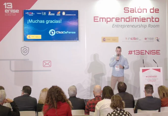 Presentación salón de emprendimiento ClickDefense