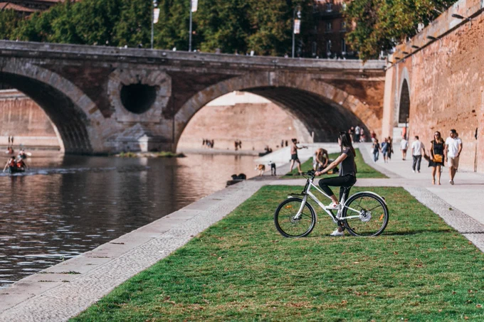 Femme sur un vélo ThirtyOne