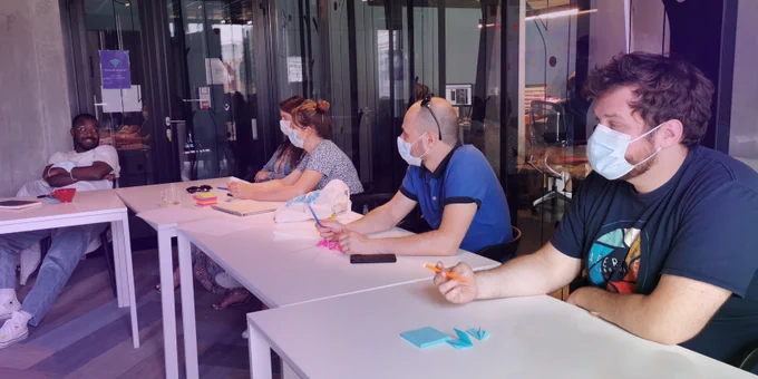une équipe de collaborateurs discute de transmissions de compétences afin de définir les objectifs d'entreprise à mission de chez Delia Technologies.