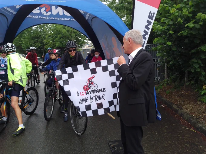 Ce matin 9 h 30 au départ de Changé, les élèves de l'UNSS 53 se sont élancés pour une reconnaissance du circuit qui sera emprunté par les coureurs du Tour de France mercredi prochain entre Changé et Laval.
