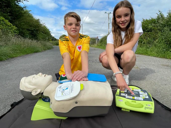 LIFE SAVING SKILLS: Caio and Cadi learning all about CPR and defibrillation
