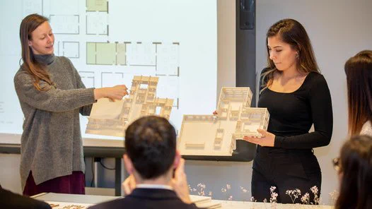 Studierende der Universität und der Fachhochschule Potsdam präsentieren ihre Modelle für eine künftige Universitätsschule.