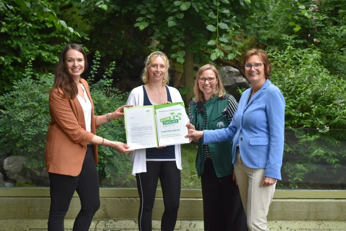 Dr. Dörthe Masemann (HdkF Münster), Dr. Simone Schehka sowie Dr. Nicole Kirmse (Allwetterzoo) sowie Sybille Benning freuen sich, dass der Allwetterzoo Münster dem Netzwerk Haus der kleinen Forscher in Münster beigetreten ist.