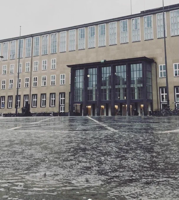 Uni Köln Hauptgebäude, im Starkregen