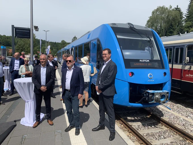 v.l.n.r.: Müslüm Yakisan, Präsident von Alstom in Deutschland, Österreich und der Schweiz, der baden-württembergische Verkehrsminister Winfried Hermann und Tobias Harms, SWEG-Vorstandsvorsitzender
