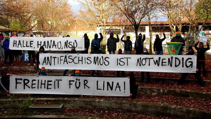 Ein Solidaritätsfoto aus Nürnberg: Halle, Hanau, NSU... Antifaschismus ist notwendig. Freiheit für Lina.