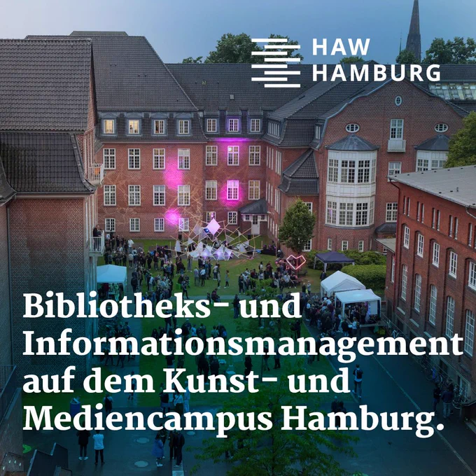 Text: Bibliotheks- und Informationsmanagement auf dem Kunst- und Mediencampus Hamburg. 

Als Hintergrundbild ist der Campus Finkenau der HAW Hamburg aus der Vogelperspektive zu sehen: Mehrere rote Backstein-Gebäude mit weißen Fensterläden, Innenhof mit Rasen und vielen Menschen bei einer frühabendlichen Veranstaltung im Sommer. Vor den Gebäuden sind ein paar Partyzelte und ein futuristisches Kunstwerk bzw. Installation zu sehen. Eine Häuserwand wird von ein paar pinken Lichtpegeln eines Scheinwerfers beleuchtet. 