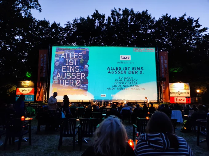 Leinwand im Freiluftkino Friedrichshain, gezeigt wird: Alles ist eins. Ausser der 0. Ein Film über den Chaos Computer Club Gründer Wau Holland