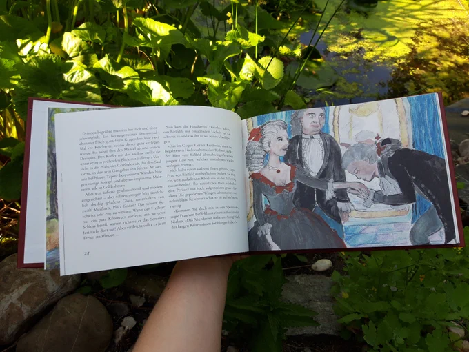 Blick ins Buch "Wasserspiele"  von Marlene Hofmann: Auf dem Bild ist das Buch aufgeschlagen, rechts sieht man ein Aquarell, das drei Personen in Kleidung des 18. Jahrhunderts zeigt. Ein Mann beugt sich vor und küsst einer Frau die Hand. Ein anderer Mann steht daneben.