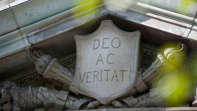 DEO AC VERITATI carved into stone on the Colgate University campus. 