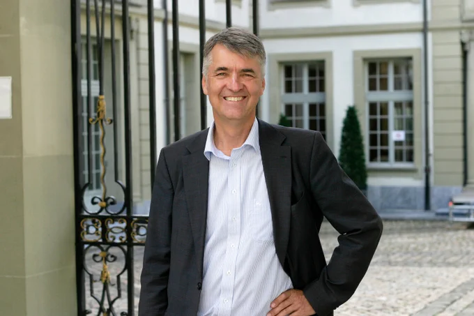 Alec von Graffenried am Tor des Erlacherhofs