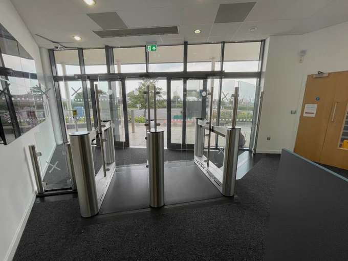 Glassgates fitted to the enrance hall of a college. Stainless steel & bespoke glass panels, integrated with Salto Access Control. Fitted by Lock-tec (UK) Ltd
