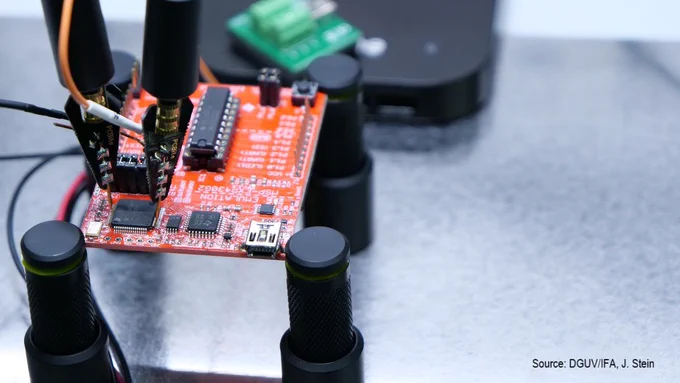 A controller on a printed circuit board was contacted with precision needles in the laboratory to read out its memory. Source: DGUV/IFA, J. Stein