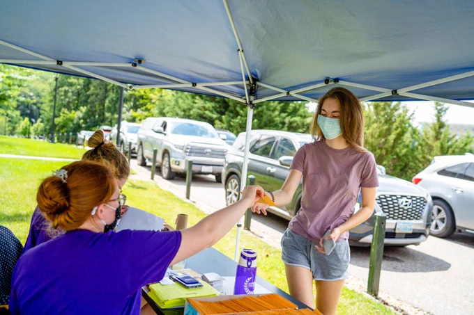 A new JMU student is checked in for move-in.