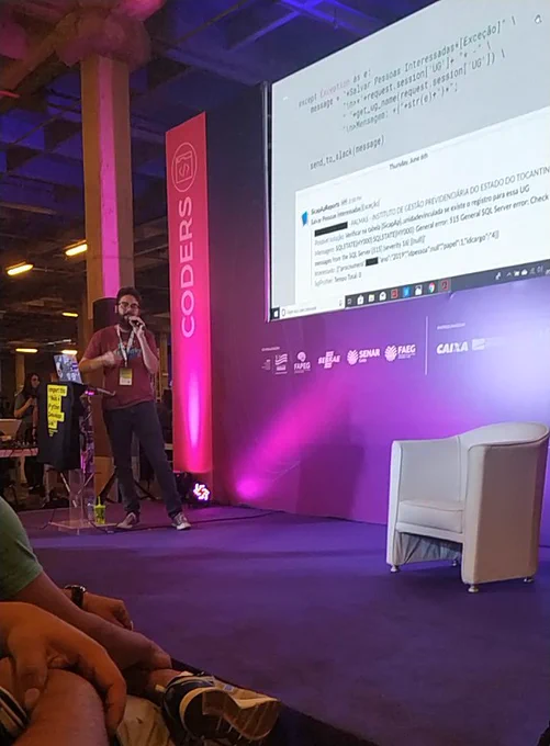 Eu palestrando no palco coders