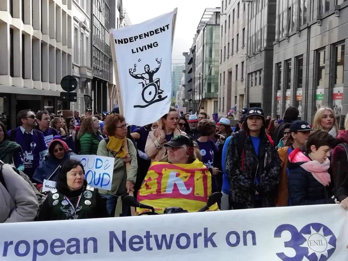 Photo du cortège avec banderoles de toute sorte