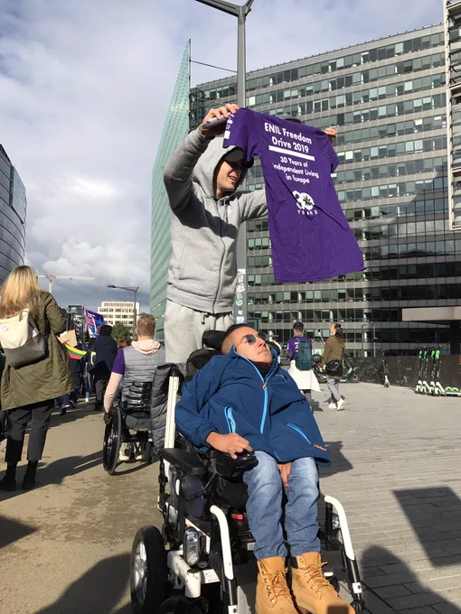 Photo d'un manifestant. Son accompagnant brandi le t-shirt officiel de la Freedom Drive.