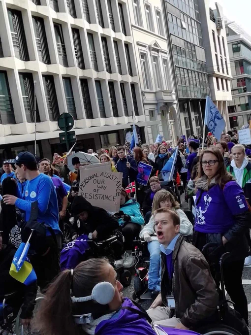 Photo du cortège avec manifestants qui crient.