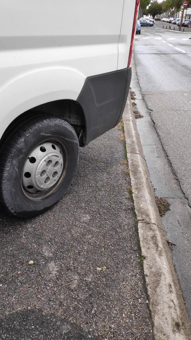 Véhicule garé au milieu du trottoir et qui prend toute la place