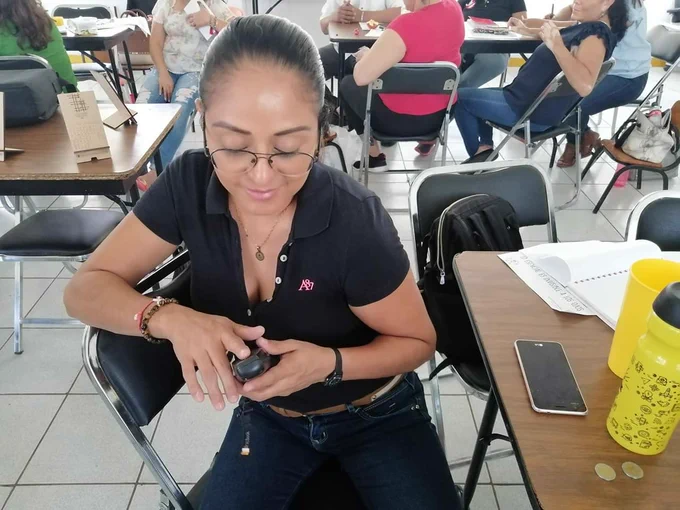 Maestra leyendo en braille con BraiBook